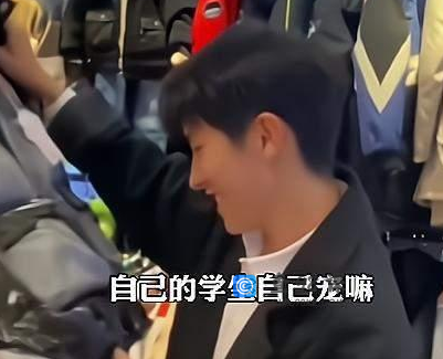 长相帅气的95后百万博主回村当老师，只为了回报社会