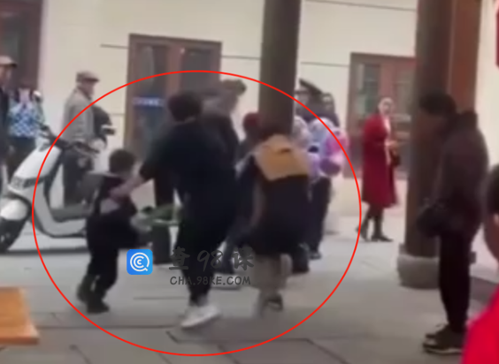 城管没收违规商贩玩具，围观女子趁机带小孩哄抢，现已认错归还