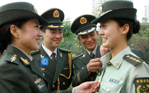 很多人经常把军校有警校搞混，尤其是对于女孩子上军校好还是警校更好呢？